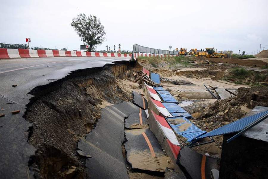 Размытая ливнями дорога А290 между Анапой и аэропортом в районе села Цибанобалка в Краснодарском крае