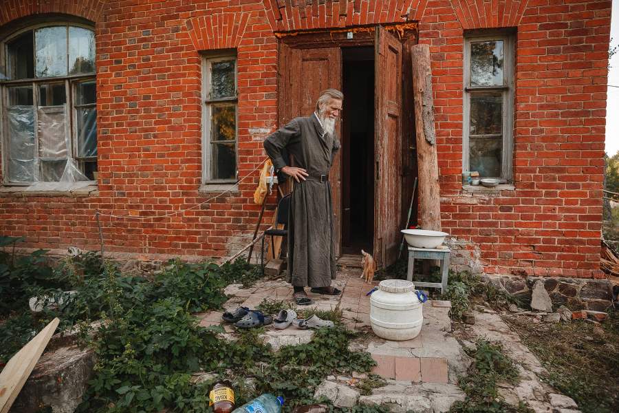 Монах Пимен, принявший в этом году постриг. А ещё в этом же году он занялся пчеловодством. Получается с трудом – мешают старые раны, полученные в 1986 году в Афгане