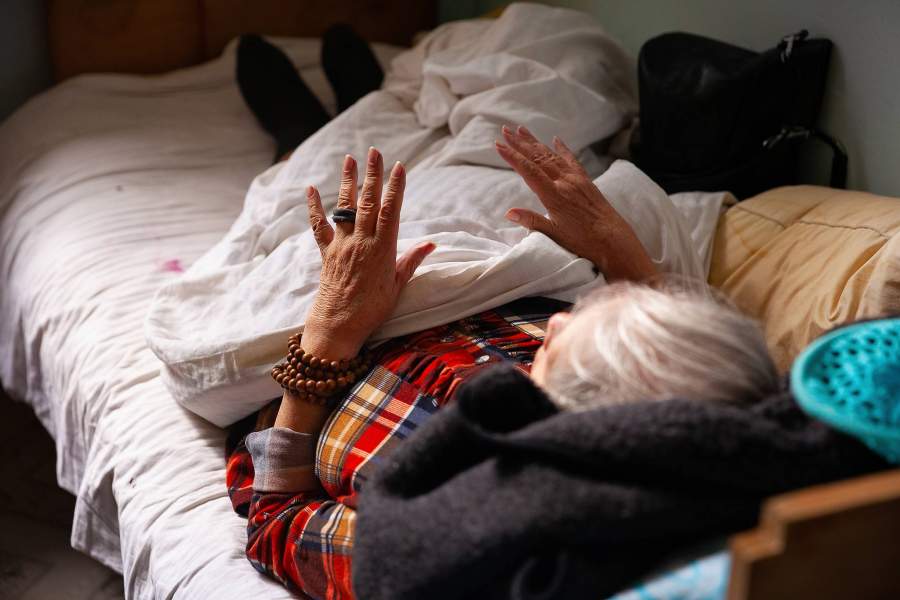 Слепая Людмила. Повышенная тревожность, думает, что она всем мешает. За ее деликатностью стоит обычное раздражение. О себе ничего не говорит, но монахини, наблюдая за её привычками и манерой, понимают, что она «голубых кровей»