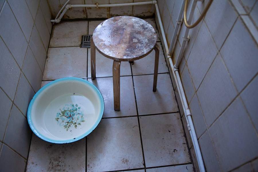 Душевая комната как нельзя лучше показывает, в каких спартанских условиях обителям приюта приходится жить. Но водные процедуры – обязательны. О какой духовной чистоте может быть речь, если тело грязно?