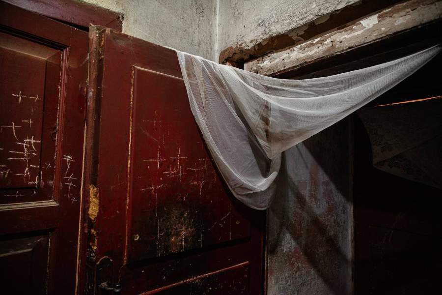 Прихожая ведущая в комнату трудника Игоря. Всё, что отремонтировано в кельях монахинь и других корпусах, – творение его рук. Сгнившие полые и оконные рамы он сумел реанимировать. Сегодня Игорь занимается восстановлением избы, в которой тоже вандалы когда-то устроили пожар. Мастеру очень хочется дать дому вторую жизнь – поставить на фундамент, построить крепкий пол. Но нет стройматериалов. К тому же изнуряющая работа и хронические заболевания забирают у трудника все силы