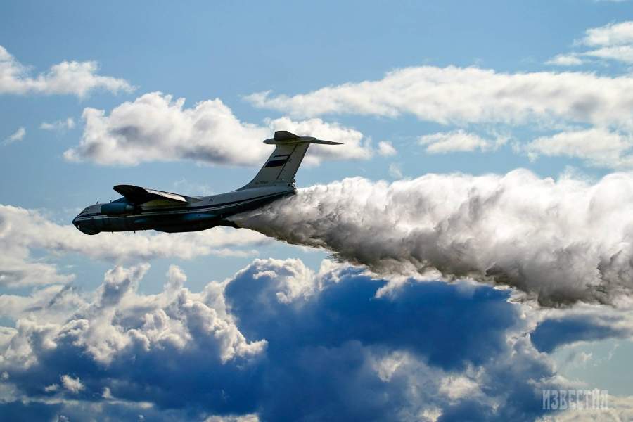 Ил-76 проводит сброс волы с воздуха