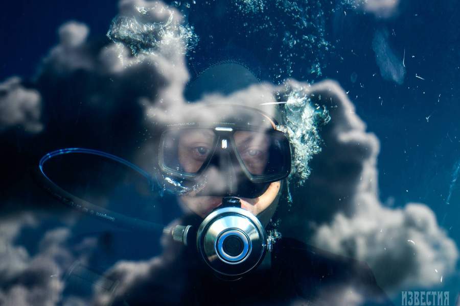 Боевой пловец демонстрирует специальное оружие