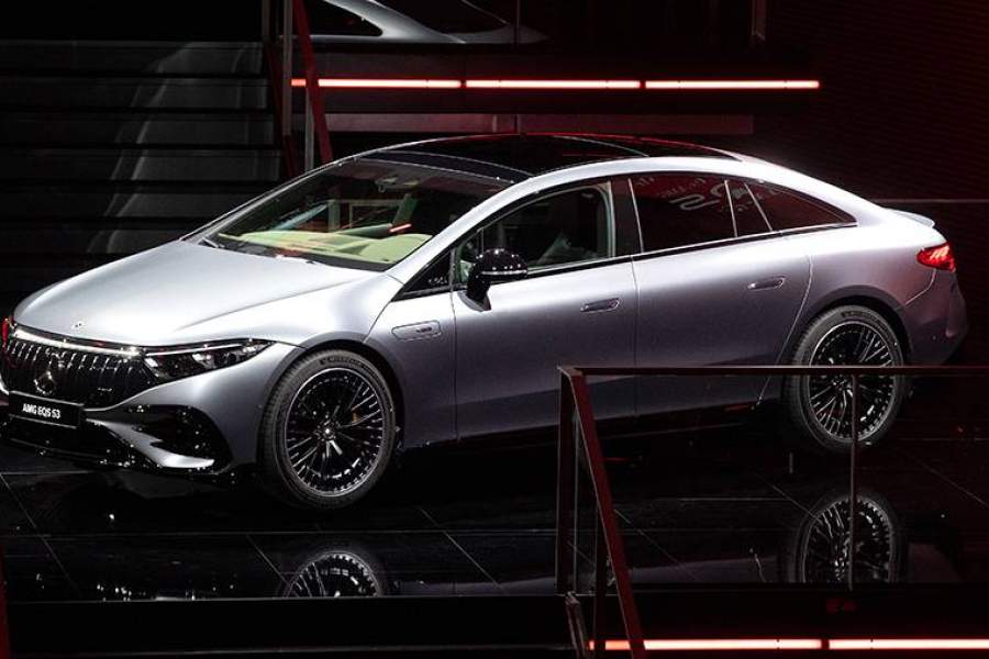 Mercedes-AMG EQS 53 4matic+ стал первым серийным электромобилем подразделения AMG. Лифтбэк получил 2 мотора, суммарно выдающие 658 л.с. и полный привод. Время разгона до 100 км — 3,8 с. С допополнительным пакетом AMG Dynamic Plus кратковременно доступны 761 л.с. и 1020 Нм, а время разгона до «сотни» сокращается на 0,4 секунды. Запас хода — 526 км, а мощность зарядного устройства постоянного тока — до 200 кВт