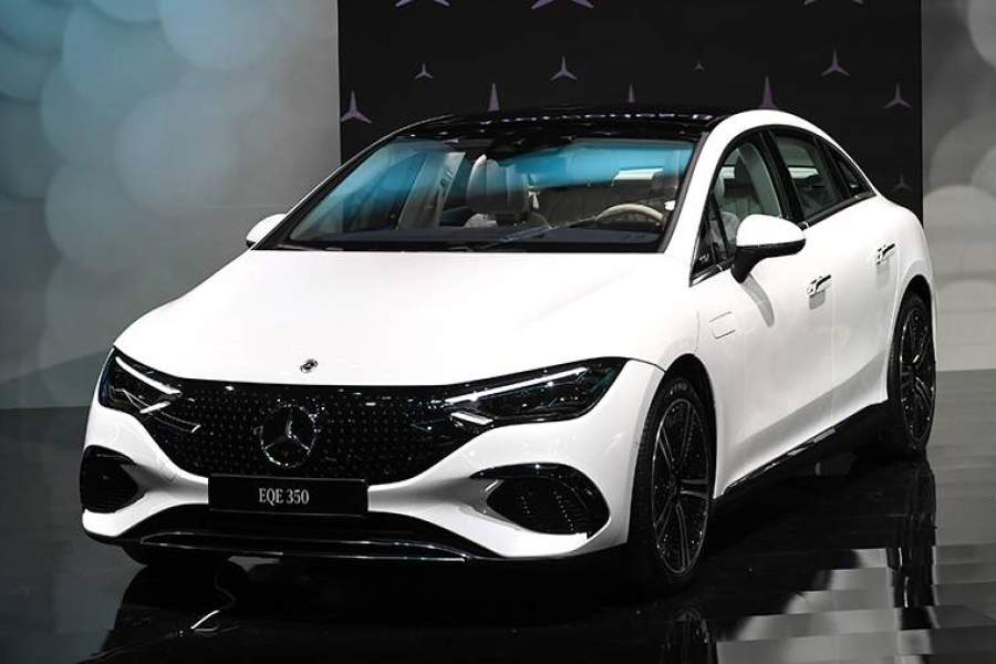 Еще одна новинка Мюнхена — электрический E-Class. Фактически это уменьшенная копия флагманского EQS, но в кузове седан. Как и EQS, EQE оснащен электроприводом передних дверей и фарами, умеюащими рисовать на дороге подсказки. Но оснащение у него проще — за гипер-экран придется доплатить, как и за пневмоподвеску. Мотор у новинки пока один и с отдачей 292 л.с., а зарядки хватит максимум на 545 км. В планах у производителя есть двухмоторые версии, а также модификация AMG с суммарной отдачей 680 л.с.