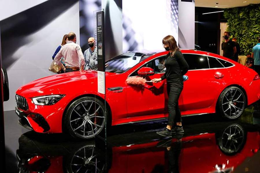 Гибридный суперкар AMG GT 63 S E Performance — самая мощная серийная модель из Аффальтербаха. Битурбомотор V8 4.0 в тандеме с электродвигателем на задней оси развивают 843 л.с. и 1470 Нм. С места до «сотни» лифтбек разгоняется всего за 2,9 с, а максимум скорости — 316 км/ч. Электромотор оснащен двухступенчатым редуктором, дающим высокий крутящий момент на старте. Аккумуляторная батарея с прямым охлаждением создана по технологиям гибридной Формулы-1. Она позволяет проехать на чистой электротяге всего 12 км