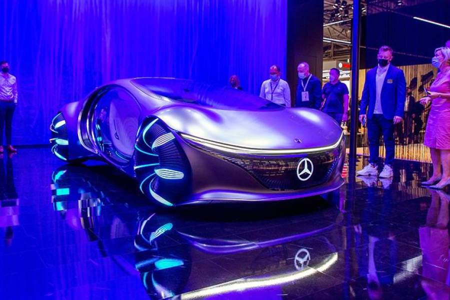 Концепт Mercedes-Benz Vision AVTR, вдохновленного фильмом «Аватар» Джеймса Кемерона научился читать мысли. Умение основано на визуальном восприятии: на цифровой приборной панели автомобиля проецируются световые точки, а к затылку пользователя прикреплено устройство BCI (интерфейс мозг-компьютер) с носимыми электродами. Когда пользователь фокусируется на определенном индикаторе на приборной панели, автомобиль может обнаружить это и выполнить определенную задачу