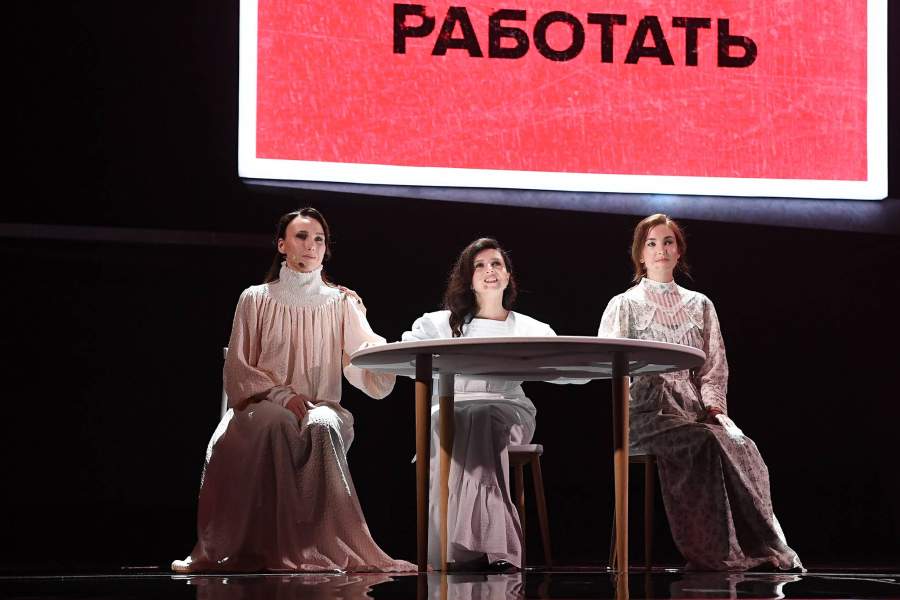 Актрисы Дарья Екамасова, Алиса Хазанова и Анна Шепелева (слева направо) на церемонии открытия 32-го Открытого Российского Кинофестиваля «Кинотавр» в Сочи