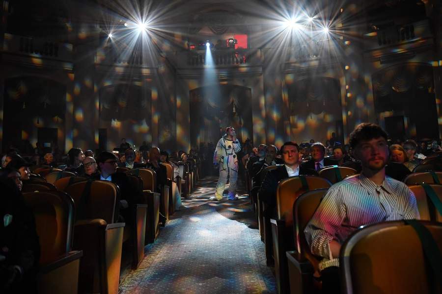 Актриса Дарья Екамасова (в центре) во время церемонии открытия 32-го Открытого Российского Кинофестиваля «Кинотавр» в Сочи