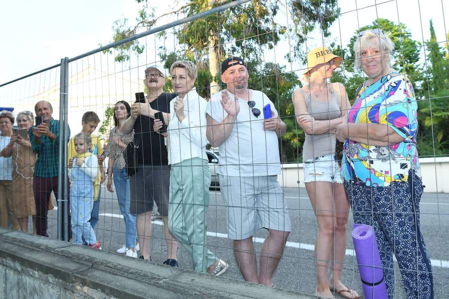 Зрители на церемонии открытия 32-го Открытого Российского Кинофестиваля «Кинотавр» в Сочи