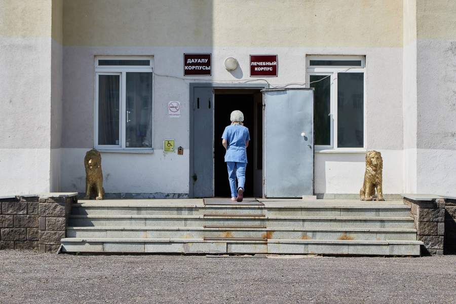 В психиатрической больнице Башкортостана рушатся все мифы и страшилки об электрошоке и издевательствах над больными. Врачи здесь уверены, что психически больного человека вылечат только хорошая обстановка и уважительное отношение