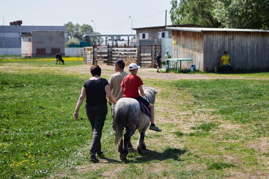 В хорошую погоду маленьких пациентов катают на лошадях. Такое лечение называется «иппотерапией». В российской медицине её используют с 90-х годов
