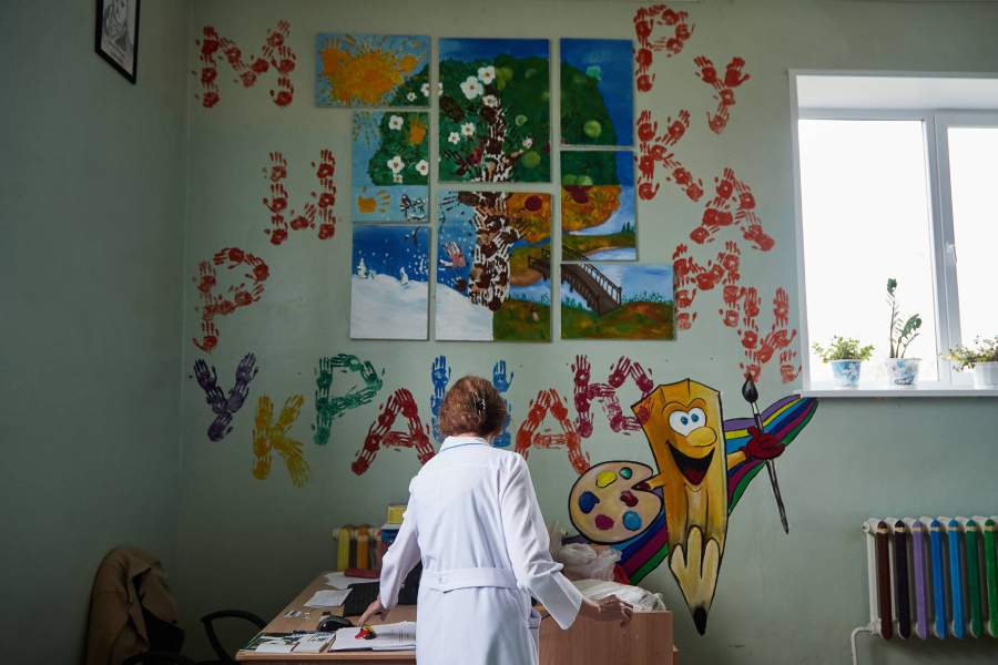 Творчество и труд – одна из эффективных терапий в больнице. Пациенты рисуют, учатся шить, делать причёски, лепить скульптуры. Для этого созданы лечебно-трудовые мастерские