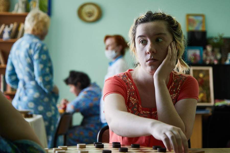 Главными проблемами пациентки назвали невкусную еду и страшную скуку. По их словам, из развлечений у них только хождение из палаты в палату, чтение книг из небольшой библиотеки и редкие походы в комнату досуга. В отличие от пациентов других отделений, их не выводят гулять и не дают общаться с животными