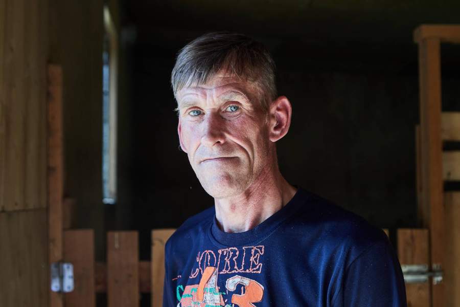 Саша, ещё один житель общежития, ухаживает за страусами: кормит их дважды в день, чистит вольеры и выводит гулять. У него есть велосипед – на нём можно быстрее передвигаться по большой территории или доехать до магазина