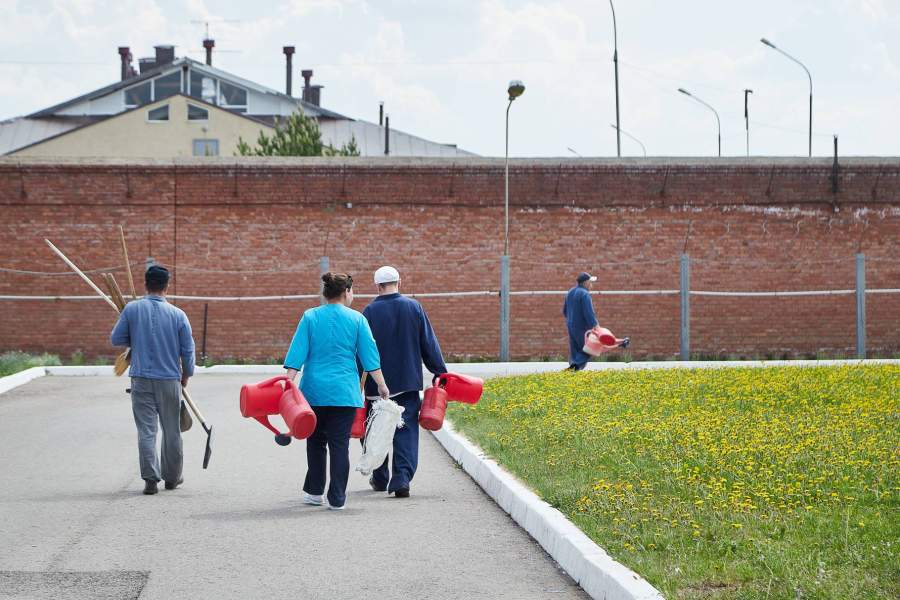 В том отделении лежат люди, совершившие тяжкое преступление – убийцы и маньяки. Обстановка, одежда и распорядок дня здесь максимально напоминают тюрьму