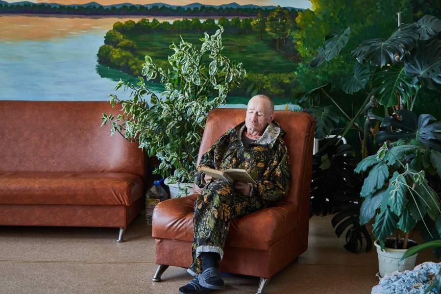 Ильдар живёт в общежитии. Его построили для пациентов без семей. Их прописывают в больнице и здесь же трудоустраивают. За работу пациентам платят зарплату, на которую они могут купить одежду или мебель в свою комнату