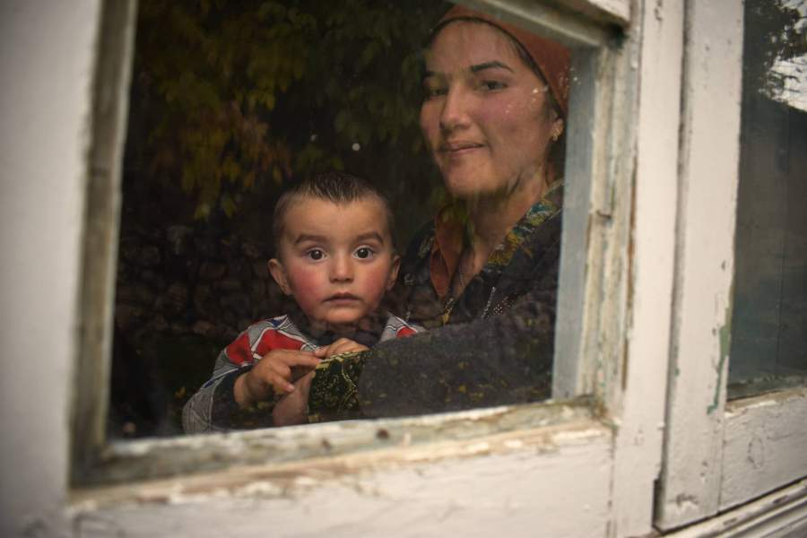 мать с сыном. В Гилане есть существенная отличительная черта от всего Узбекистана – при создании семейных браков, девушка выбирает будущего спутника, а не наоборот.