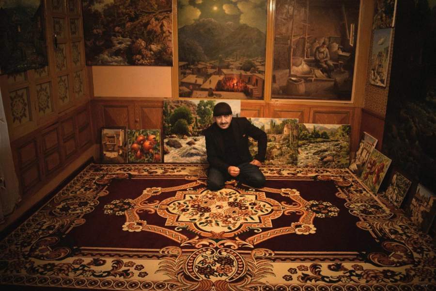 известный в Узбекистане и мире местный художник Мухаммади Чоршанбиев