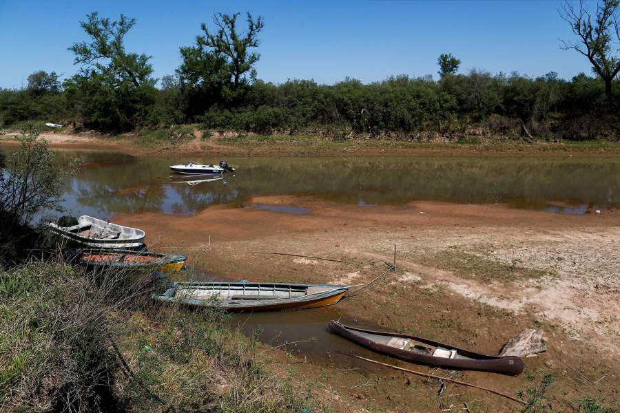 Лодки в обмелевшей реке