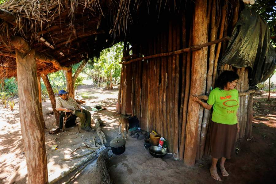 Жена с мужем в хижине