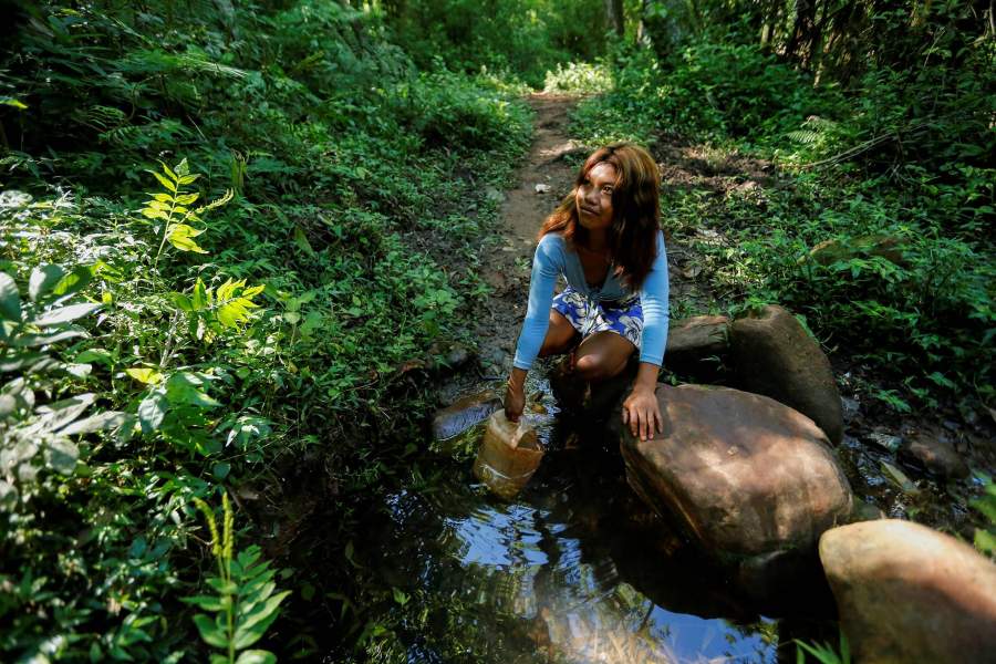 Женщина набирает воду