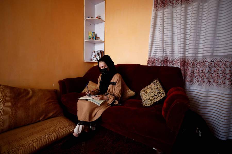 Афганская школьница смотрит видеоуроки дома