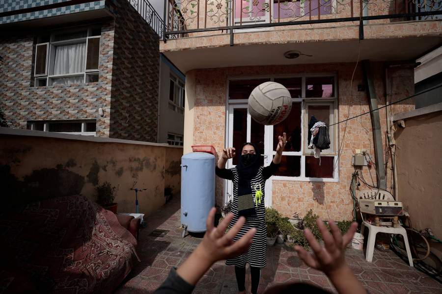 Афганские школьницы играют в воллейбол во дворе дома