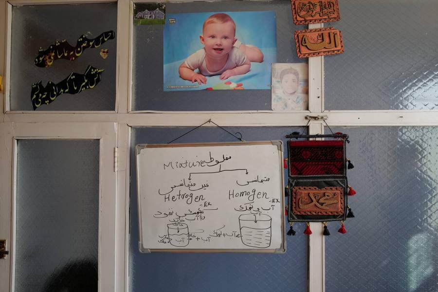 Доска для занятий дома у афганской школьницы
