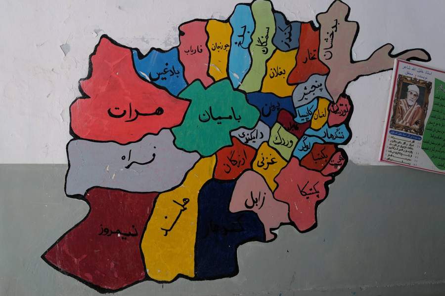 Карта на стене школы