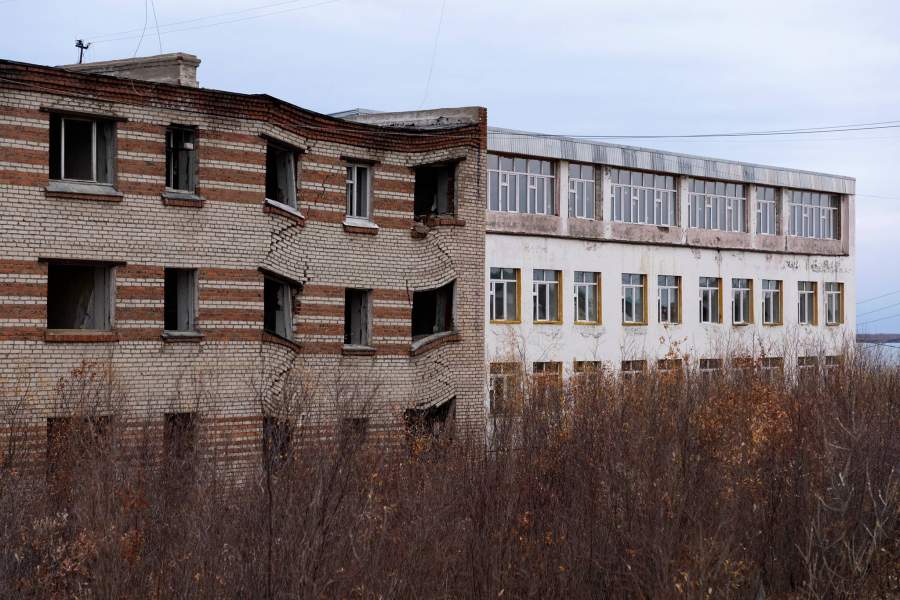 Здание пострадавшее от таяния вечной мерзлоты