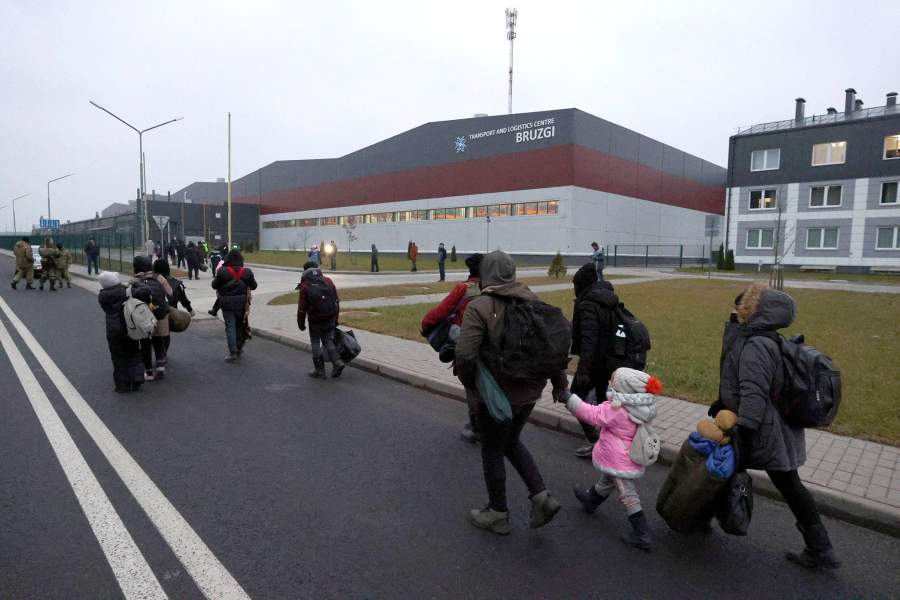 Как мигрантов приютили в логистическом центре