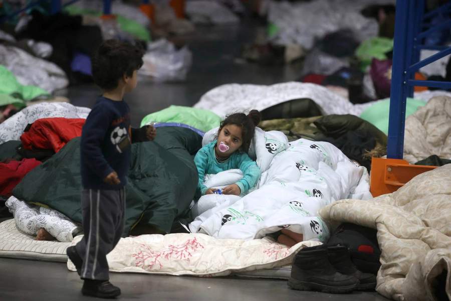 Как мигрантов приютили в логистическом центре