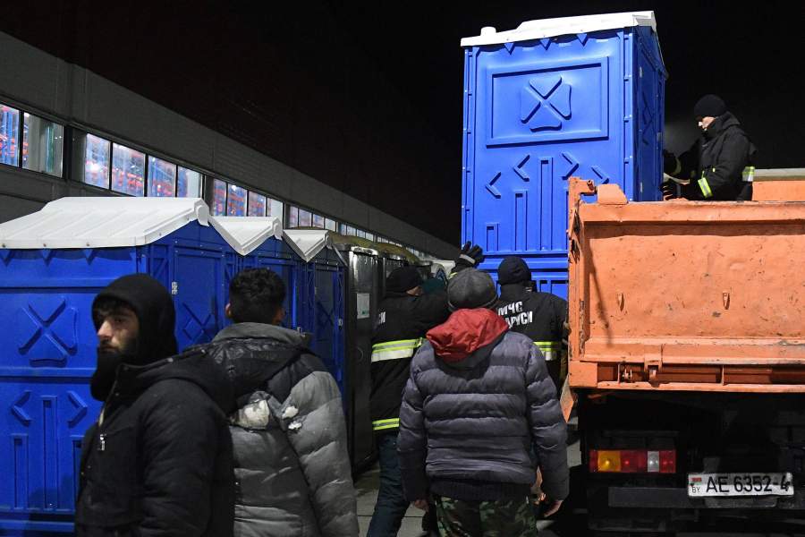 Как мигрантов приютили в логистическом центре