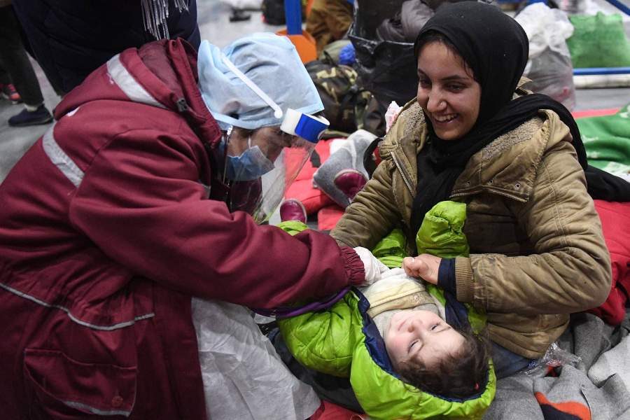 Как мигрантов приютили в логистическом центре