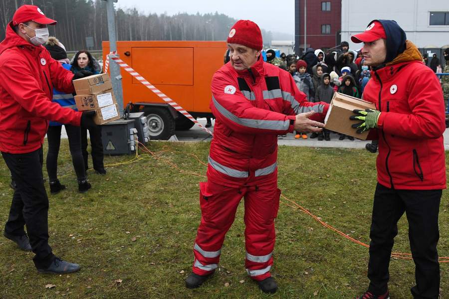 Как мигрантов приютили в логистическом центре