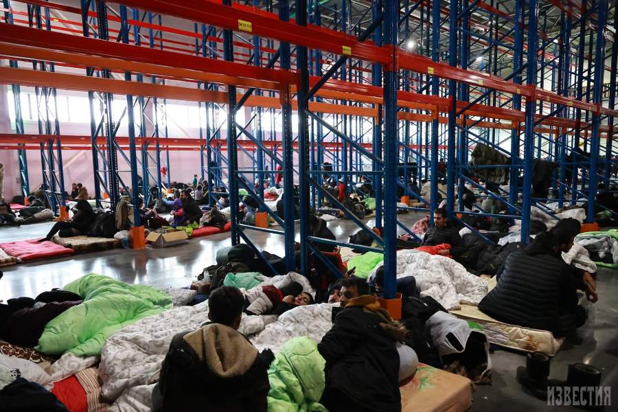 Как мигрантов приютили в логистическом центре