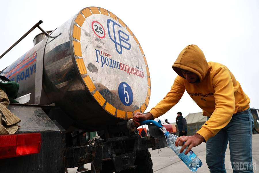 Как мигрантов приютили в логистическом центре