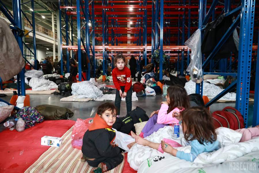 Как мигрантов приютили в логистическом центре