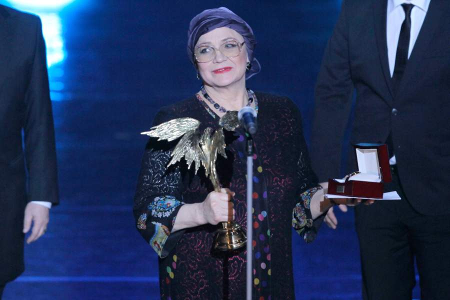 Актриса Нина Русланова (в центре), получившая национальную кинематографическую премию «Ника» за лучшую женскую роль в фильме «Китайская бабушка» Владимира Тумаева, на 24-й торжественной церемонии вручения награды в Московском государственном академическом театре оперетты. 2011 год