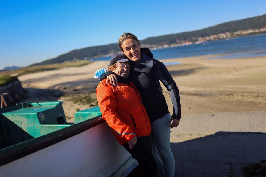 Как трудятся собирательницы моллюсков в Галисии