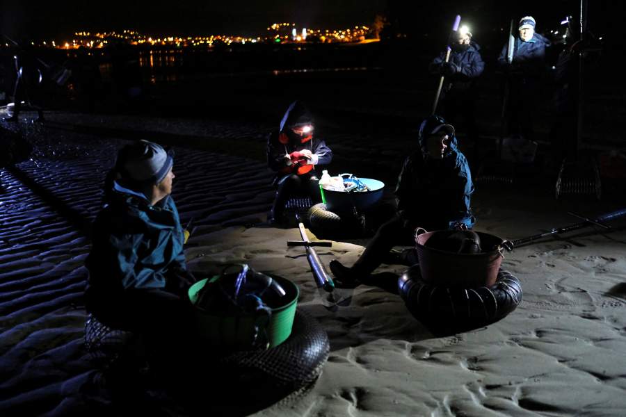 Как трудятся собирательницы моллюсков в Галисии