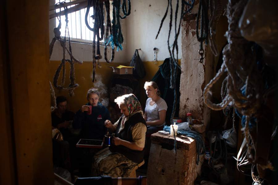 Сотрудницы псковского конезавода во время отдыха