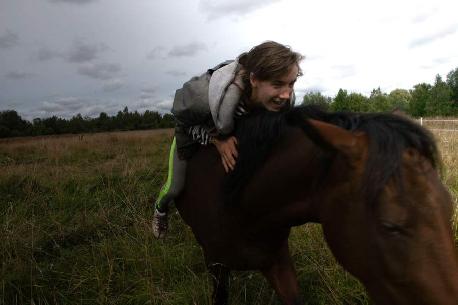 Сотрудница конезавода Ксения со своей лошадью