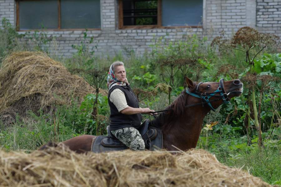 Инна Михайловна объезжает лошадь, на которую никто не мог сесть
