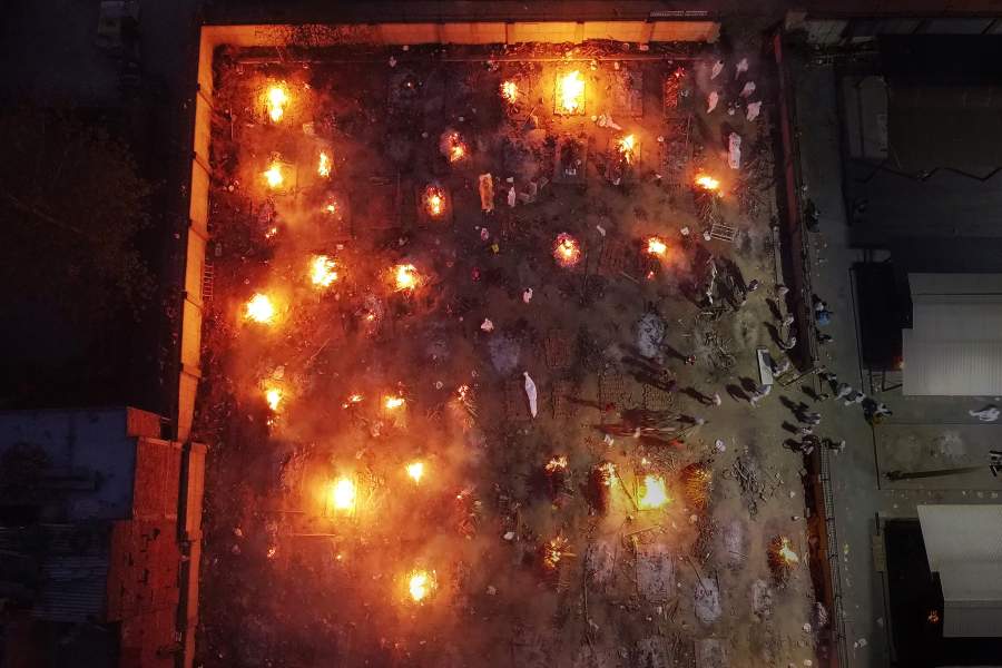 Массовая кремация жертв коронавируса в Индии