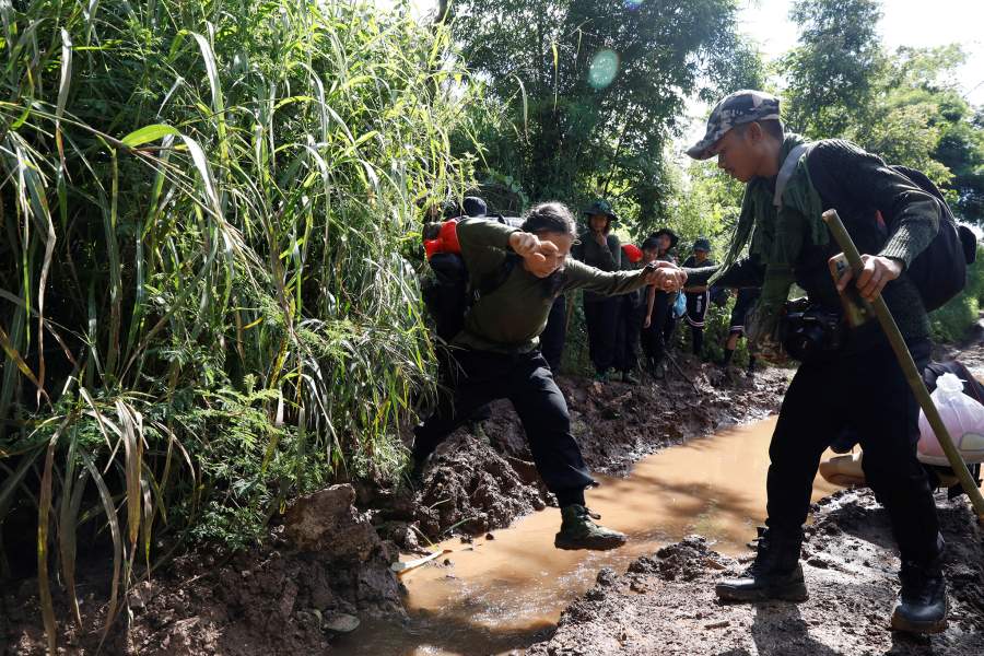 В джунглях Мьянмы мирные жители всегда готовы к битве с правительством