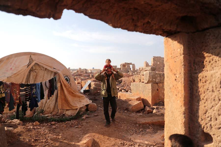 Жизнь сирийских семей в древних руинах