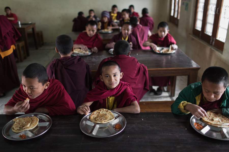 Как и чем живут молодые монахи в монастыре на севере Индии