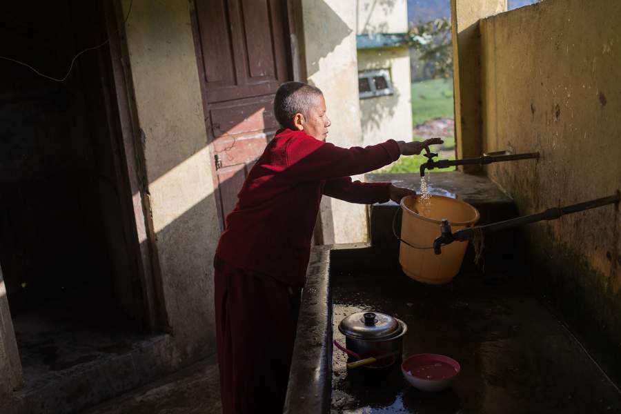 Как и чем живут молодые монахи в монастыре на севере Индии